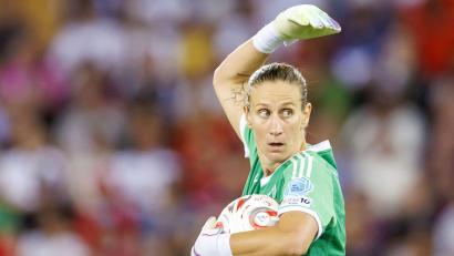 Bild: Michael Buholzer/KEYSTONE/dpa
Einen Tag später beim DFB als geplant: Torhüterin Ann-Katrin Berger. (Archivfoto)