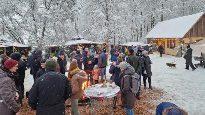 Archivbild: Tobias Gräf
Schon am Freitag, 28. November, ist es wieder so weit: Der Adventsmarkt der Pfarrei St. Marien am Annaberg beginnt. Wenn Schnee liegt, präsentiert er sich als wahres Winter-Märchen. Die Georgspfadfinder schaffen dort mit ihren schwarzen Jurten eine besondere Zeltstadt-Atmosphäre.