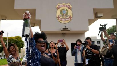 Bild: Eraldo Peres/AP/dpa
Gegner von Bolsonaro feiern seine Verurteilung.