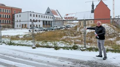 Bild: Petra Hartl
Werkvolk-Vorstand Steffen Schulze zeigt, wo die Ein- und Ausfahrt der Tiefgarage hinkommen soll.