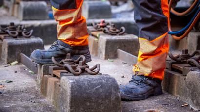 Bild: Jens Büttner/dpa
Die Arbeiter waren laut Polizei mit Gleisarbeiten in der Oberpfalz beschäftigt. (Symbolbild)