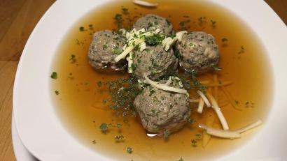 Bild: Michael Schiffer
Die Klößchen werden in die köchelnde Bouillon gegeben, kurz gar ziehen lassen. Serviert wird mit Petersilie und Käsestreifen.