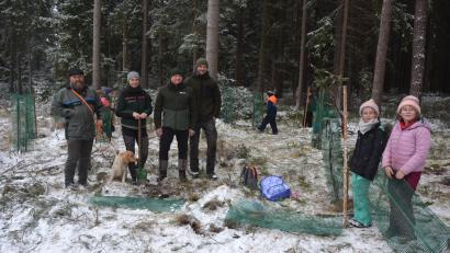 Bild: jr
Gepflanzt wurde unter Aufsicht des Bayerischen Staatsforsten: Revierförsterin Johanna Hauke (Zweite von links) und Forstbetriebsleiter Norbert Zintl (Zweiter von rechts).