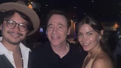 Bild: Rüdiger Böss, Constantin Film
Bei der Premierenfeier von "Das Kanu des Manitu" in München ließen sich Sabrina Schieder und Jacob Katana, der in dem Film einen Prinzen spielt, mit Michael "Bully" Herbig (Mitte) ablichten.