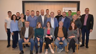 Bild: ak
Die Kandidatinnen und Kandidaten des UBV-Wahlvorschlags stellen sich mit Bürgermeisterkandidat Christian Porsch (Stehend, mitte in hellblau) der Kommunalwahl im März 2026.