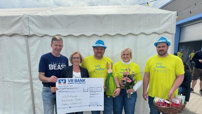 Bild:  Nitzbon
Nach dem Frühlingsfest der Firma Nitzbon gab es 2024 eine Spende in Höhe von 16 875 Euro für die Kinder-Krebshilfe. Vorsitzende Petra Waldhauser (Zweite von links) und ihr Stellvertreter Marco Kind (links) bedankten sich bei Josef Nitzbon, seiner Frau Christine und Sohn Michael (rechts).