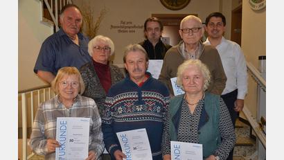 Bild: Kunz
Jubilare bekamen Urkunden und Präsente für ihre langjährige Tätigkeit im Zeitungszustelldienst.