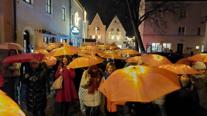 Bild: Kunz
Der Orange Walk, der sich durch die Weidener Altstadt zog, setzte ein eindrucksvolles Zeichen gegen Gewalt gegen Frauen.