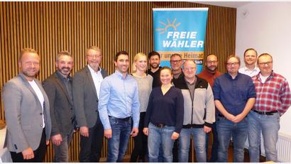 Bild: jp
Landtagsabgeordneter Bernd Heinisch, Elmar Halk (Birgland) und Generalsekretär Hans-Martin Grötsch (von links) gratulieren dem neuen FW-Ortsverband Kastl mit Vorsitzendem Johannes Schwarzfischer, Ute Kemmling, Simon Fromm, Marina Kopp, Jürgen Kilian, Tobias Bauer, Markus Fink, Robert Heigl, Michael Schraml und Klaus Lautenschlager.