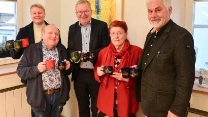 Bild: Sibylle Sandner, Stadt Amberg
Das Bild der Filialkirche Maria Schnee begeistert Oberbürgermeister Michael Cerny (Mitte) und den PWG-Vorstand Peter Harant (Zweiter von links), Jürgen Bauer (links), Andreas Raab und Emilie Leithäuser (von rechts).