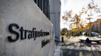 Bild: Daniel Karmann/dpa
Die Bayerische Zentralstelle zur Bekämpfung von Betrug und Korruption im Gesundheitswesen (ZKG) wirft den Angeklagten vor, durch fingierte Touren- und Dienstpläne zahlreiche Leistungen abgerechnet zu haben, ohne diese wirklich erbracht zu haben. (Archivbild)