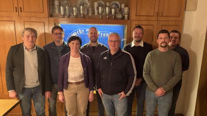 Bild: Franz Schmidl/exb
Die Kandidaten der Unabhängigen Wählergruppe Altendorf sein (von links) Werner Winderl, Markus Scheck, Katrin Scheck, Alexander Schmidl, Alfons Schmitzer jun., Stefan Schmidl, Mathias Wittmann und Albert Haas.