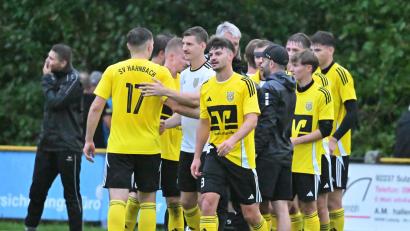 Archivbild: Hubert Ziegler
Die Mannschaft des SV Hahnbach darf künftig weiterhin auf Spielertrainer Bastian Freisinger (vorne) bauen. Auch Kollege Franz Geilersdörfer verlängert.