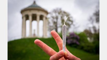 Bild: Peter Kneffel/dpa
Kiffen verboten? Darüber hat der Verwaltungsgerichtshof entschieden. (Symbolfoto)