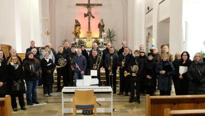 Bild: mab
Der Dekanatschor hat mit Bläsern der Schwarzenfelder Musikkapelle ein Konzert gegeben..