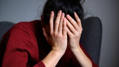 Symbolbild: Jonas Walzberg/dpa
Chronischer Stress erhöht das Risiko für Rückenschmerzen deutlich.