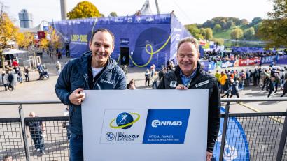 Bild: Kevin Voigt
Conrad ist neuer Sponsor des Biathlon-Weltcups: Auf dem "Loop One"-Festival im Münchener Olympiapark begründeten Conrad-CEO Ralf Bühler (links) und IBU-Generalsekretär Max Cobb die Partnerschaft.