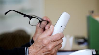 Symbolbild: Roland Weihrauch/dpa
Treiben Betrüger der Versicherungskammer in Weiden und im Landkreis Neustadt/WN ihr Unwesen? Der Leiter der Geschäftsstellen Weiden und Amberg, Thomas Kurz, klärt auf.