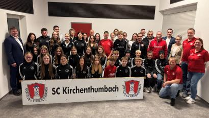 Bild: Nicole Schusser-Schindler/exb
Teams, Einzelsportler und Funktionäre sind bei der Sportlerehrung in Kirchenthumbach ausgezeichnet worden.