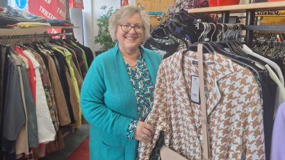 Bild: Wilhelmine Glaser
Fast zwei Jahrzehnte kleidet Gabriele Köllner Frauen mit Übergrößen ein. Nun ist damit Schluss. Die Inhaberin verabschiedet sich mit einem Appell für den Einzelhandel in Marktredwitz.