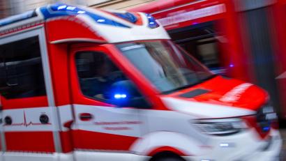 Bild: Jens Büttner/dpa
Mit schweren Verletzungen kommt die Frau ins Krankenhaus. (Symbolbild)