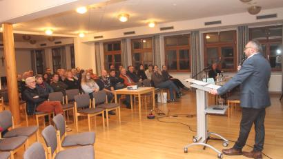 Bild: Josef Pilfusek
Bürgermeister Markus Bauriedl legte bei der Bürgerversammlung in Waidhaus eingehend Rechenschaft ab.