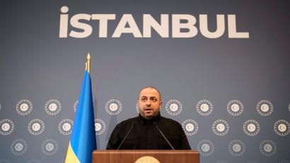 Bild: Emrah Gurel/AP/dpa
Ex-Verteidigungsminister Rustem Umjerow ist einer der Hauptunterhändler von Kiew und wurde jetzt als Zeuge in einem Schmiergeldskandal vernommen. (Archivbild)