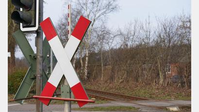 Bild: Marcus Brandt/dpa
Die Ampel ist rot, Bundespolizisten sperren den Bahnübergang: Doch die Frau läuft los. (Symbolbild)
