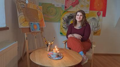 Bild: Jessica Fechner
Stephanie Meiler im "Zitronenatelier" in Weiden: Dort, wo Farben und Gefühle Raum bekommen.