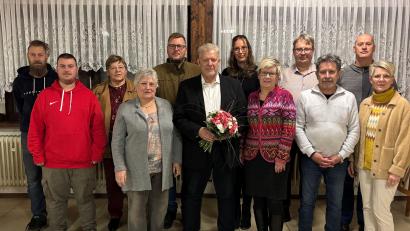 Bild: Andreas Forschepiepe/exb
Bürgermeisterkandidat Roland Zeitler (vorne, Mitte) führt die Liste der SPD Pechbrunn an. Mit im Bild die Kandidaten (vorne von links) Sven Forschepiepe, Ingrid Köstler, Isgard Forschepiepe, Markus Hager, Doris Reiss und (hinten von links) Hannes Ködel, Silvia Schemm, Andreas Rösner, Franziska Selle, Thomas Flügel und Thomas Döhler.