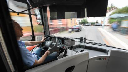 Symbolbild: Arne Dedert
Im Linienbus 41 von Regensburg nach Schwandorf ereignete sich im Bereich Laub (Gemeinde Zeitlarn) am Dienstagnachmittag, 25. November, eine laut Polizei schwere Körperverletzung.