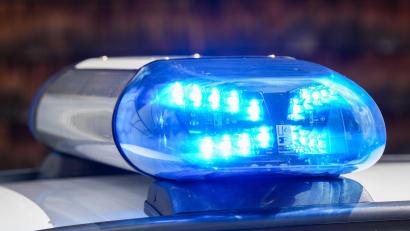 Symbolbild: Soeren Stache/dpa
Der Fahrer eines unbekanntes Fahrzeug hat in Wackersdorf an der Esso-Tankstelle einen Sattelzug beschädigt.