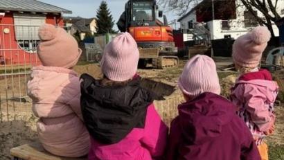Bild: Verena Gawel
Aufmerksam verfolgen die Kinder die Bauarbeiten im Johanniter-Kindergarten in Theisseil.