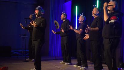 Bild: stg
"Six Pack" begeisterte am Sonntagabend im ausverkauften Foyer der Mehrzweckhalle.