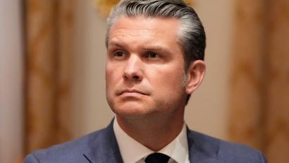 Bild: Alex Brandon/AP/dpa
Pentagon-Chef Hegseth will auf Bitten von Trump 500 weitere Nationalgardisten nach Washington entsenden. (Archivbild)