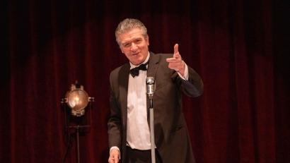 Bild: Matthias Stutte
Beim Neujahrskonzert am Freitag, 2. Januar, wird ein musikalischer Theaterabend mit Songs von Frank Sinatra geboten – auf der Bühne steht der Schauspieler und Sänger Michael Ophelders.