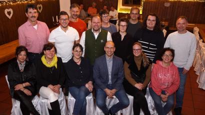 Bild: bkr
Mit diesen Kandidaten tritt die Freie Wählergemeinschaft Kemnath-Land bei der Kommunalwahl an: Vorne, von links: Daniela Schöcklmann, Lisa Schiml, Petra Schuster, Ely Eibisch, Carina Merkl und Melina Messiant. Hinten, von links: Willibald Bauer, Stefan Kuchenreuther, Andras Zöld, Hubert Schicker, Ute Barde, Tanja Kormann, Andreas Prechtl, Natalie Pinzer und Andreas Schraml.