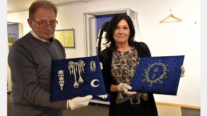 Bild: ubb
Kurator Jürgen Zabel und Museumsleiterin Marion Papsch halten die Repliken jener Juwelen in Händen, die im Original kürzlich auf spektakuläre Weise im Louvre gestohlen wurden.