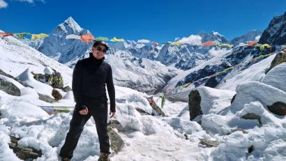 Bild: Archiv Peter Schröder
Peter Schröder vor wunderschönem Bergpanorama und Gebetsfahnen im Himalaya.