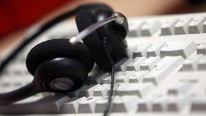 Bild: Oliver Berg/dpa
Bald überflüssig und durch KI ersetzt? Versicherungen und große Banken beschäftigen viele Mitarbeiter in Call-Centern.(Symbolbild)