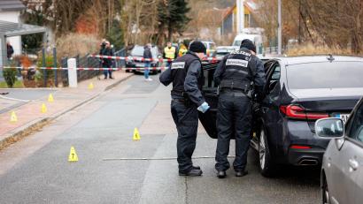 Bild: Daniel Karmann/dpa
Der Angeklagte soll den Verdächtigen in einem Wohngebiet in Heilsbronn mit einem Messer in Hals und Oberkörper gestochen haben.