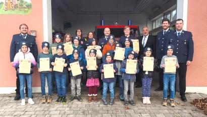 Bild: Christian Weig
Die stolzen Gründungsmitglieder der Kinderfeuerwehr „Feuerlöwen Lennesrieth“ der Feuerwehr Lennesrieth am Feuerwehrhaus in Albersrieth.