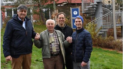 Bild: Karlheinz Pappenberger
Karl Pappenberger pflanzte eine Esskastanie im städtischen Waldbad. Mit dabei waren Bürgermeister Edgar Knobloch (links), der zum 100-jährigen Geburtstag gratulierte, seine Söhne Günter und Karlheinz (nicht auf dem Bild) und Enkel Julian.