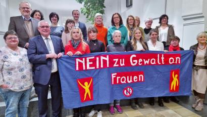 Bild: Thomas Dobler
Am Aktionstag „Nein zu Gewalt an Frauen!“ versammeln sich in der Schwandorfer Spitalkirche zahlreiche Gäste, Organisationen und Initiativen. Eingeladen hatte Helga Forster (rechts), Gleichstellungsbeauftragte des Landkreises.