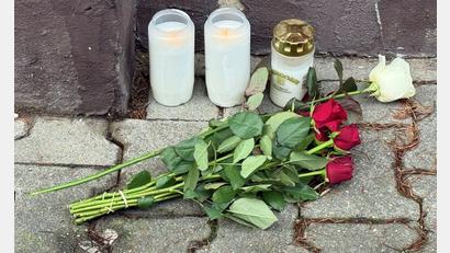 Bild: Thorsten Kremers/Thorsten Kremers/dpa/dpa
Am Tatort wurden Kerzen und Blumen abgelegt.