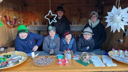 Bild: sgs
Die Jungschützen boten beim Gleiritscher Adventsmarkt ihre selbstgebastelten Schätze an.