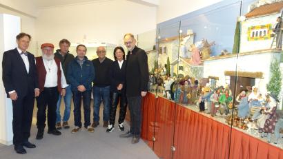 Bild: Prechtl
Über eine interessante Krippenausstellung im Egerland Museum freuen sich (von links) Museumsleiter Volker Dittmar, Ulrich Frey, Kurt Rodehau, Christoph Hofherr mit Begleitung, Bürgermeisterin Christine Eisa und Erk Baumann.