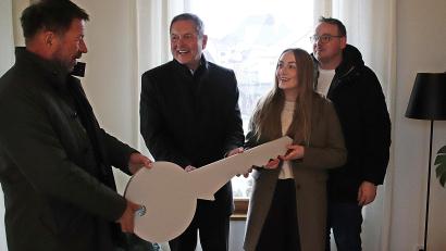 Bild: jma
Architekt Urban Meiller (links) übergibt symbolisch einen Schlüssel an Bürgermeister Joachim Neuss sowie an Susanne und Johannes Trenz.