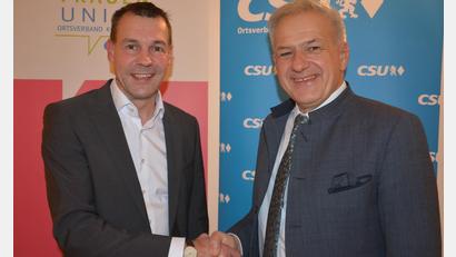 Bild: jr
Landrat Roland Grillmeier (rechts) gratuliert Bürgermeisterkandidat Andreas Malzer.