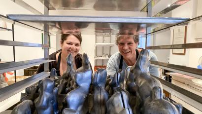 Bild: sbö
Nina und Gaby Oberem stellen die Zuckerhasen mit alten Formen aus Metall her.